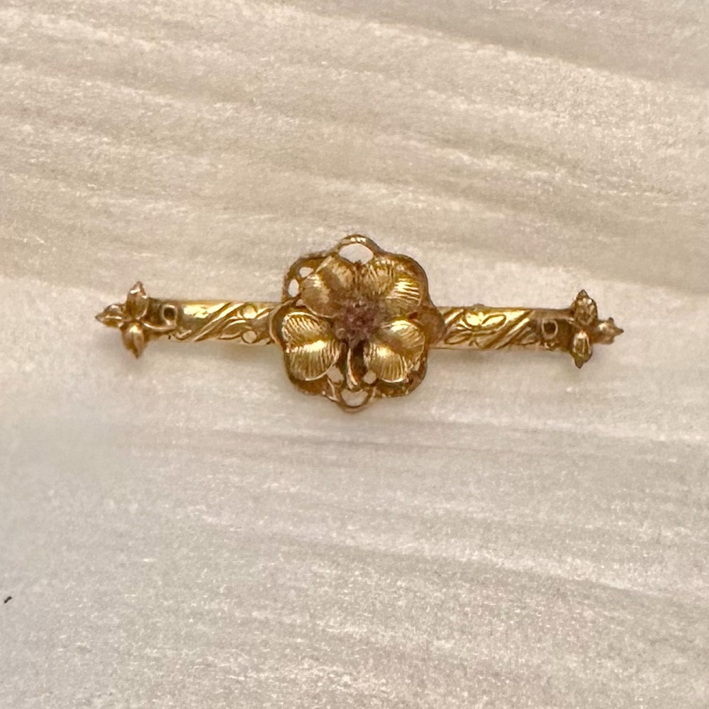 Elegant Gold Clover Brooch Bar Pin
